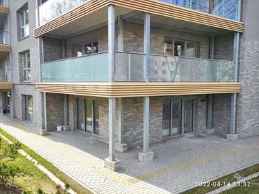 Balkono stiklas dengtas matine plėvele – efektyvus sprendimas privatumui daugiabutyje