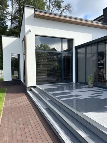 Langas šiuolaikinės statybos name