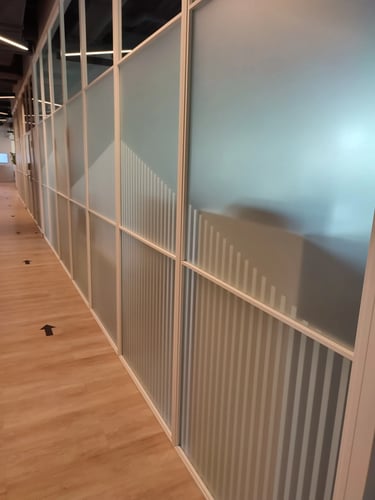 Matinė plėvelė ant stiklinės pertvaros – šiuolaikiškas sprendimas biuro erdvėse