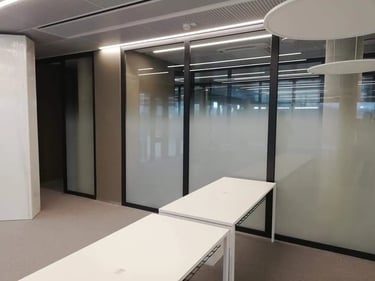 Biuro pertvaros su daline matine plėvele – modernus interjero sprendimas