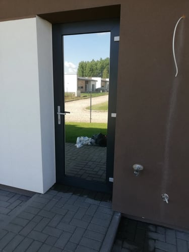 Langas su veidrodine plėvele