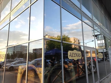 Stiklinės durys sodyboje