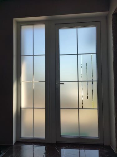 Matinė plėvelė ant vidaus durų su dekoratyvinėmis juostomis moderniam interjerui