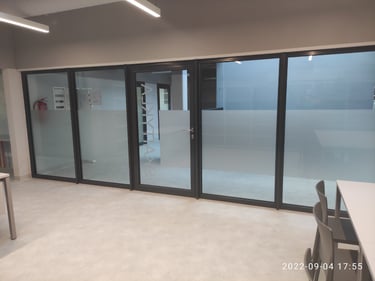 Veidrodinės ir matines pleveles klijavimas