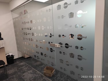 Veidrodinės ir matines pleveles klijavimas