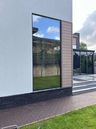 Langas su atspindinčia plėvele