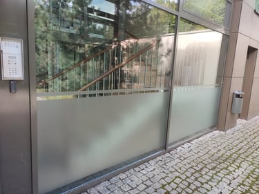 Matinė plėvelė ant pirmo aukšto stiklo – saugumas ir apsauga nuo žvilgsnių