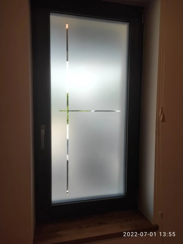 Baltos vidaus durys padengtos vienalyte matine plėvele – sterilumui ir elegancijai