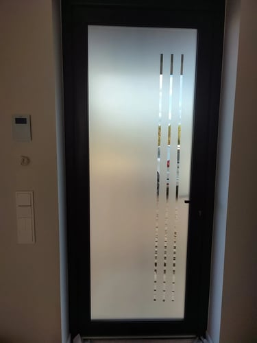 Virtuvės langas su matinės plėvelės kryžminiu dekoru – stilingas sprendimas