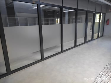 Matinė plėvelė ant stiklinės pertvaros – šiuolaikiškas sprendimas biuro erdvėse