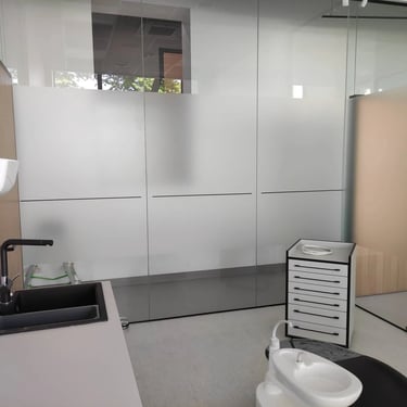 Stiklinė pertvara odontologijos klinikoje su matine plėvele sterilumui ir privatumui užtikrinti