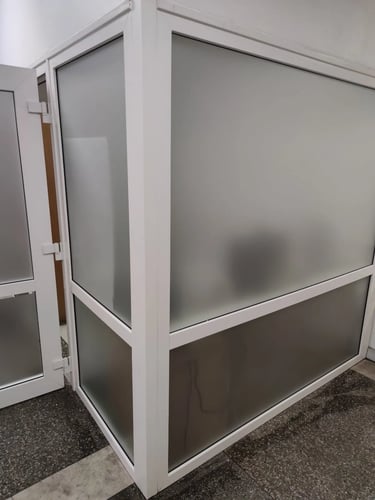 Stiklo pertvaros su matine plėvele mažoje erdvėje – efektyvus būdas privatumo užtikrinimui