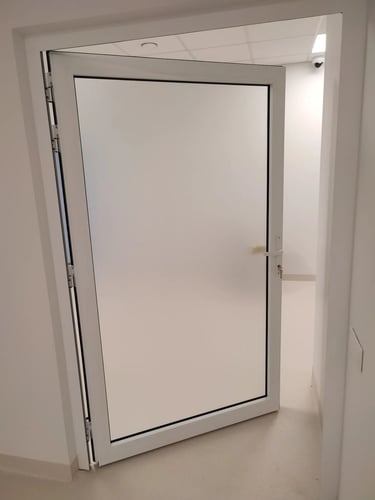 Baltos vidaus durys padengtos vienalyte matine plėvele – sterilumui ir elegancijai