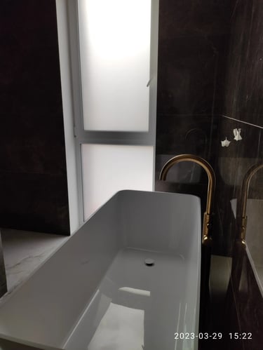 Vonios kambario langas su matine plėvele – apsauga nuo žvilgsnių ir šviesos difuzija