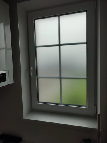 Stogo langas virš vonios su matinės plėvelės danga – privatumas ir dizainas