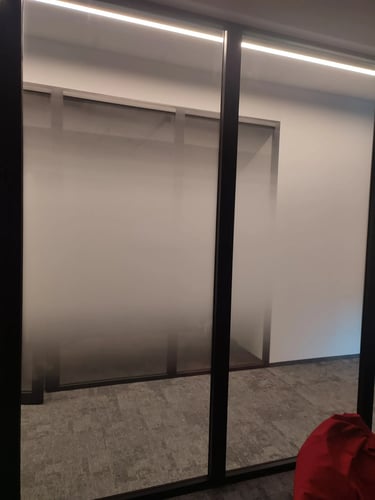 Stiklinis kabinetas su iš dalies dengta matine plėvele