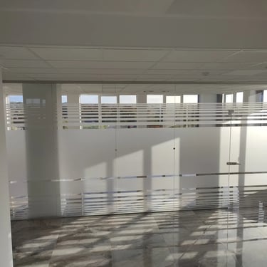 Skaidrus stiklas su daline matine plėvele biuro patalpose