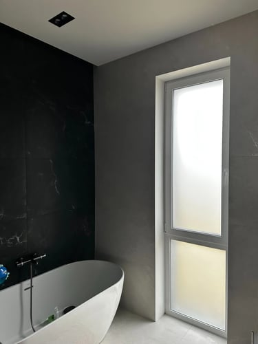 Vonios kambario langas su matine plėvele – apsauga nuo žvilgsnių ir šviesos difuzija