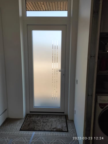 Matinė plėvelė ant vidaus durų su dekoratyvinėmis juostomis moderniam interjerui