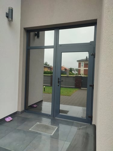 Langas su atspindinčia plėvele