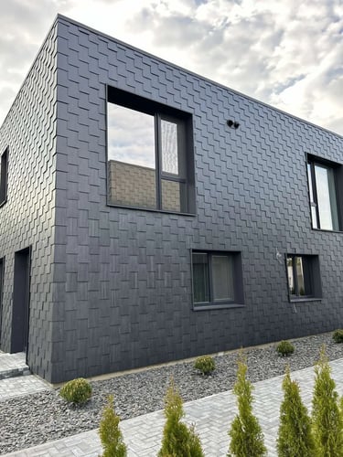 Atspindinti veidrodinė plėvelė – vizualinis privatumo ir dizaino sprendimas.