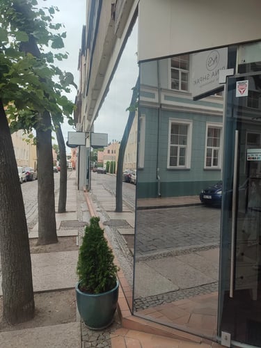 Veidrodinė plėvelė – modernus pasirinkimas komfortui ir stiliui.