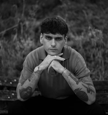 Portrait en noir et blanc d'un homme tatoué à sucé sur erdre
