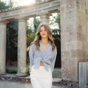 Portrait à la portra 400 à Clisson, une femme prend la pose mains dans le dos