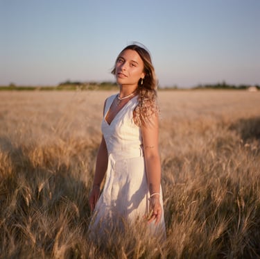 Portrait d'une jeune mariée dans un champs vers Les sables d'olonnes