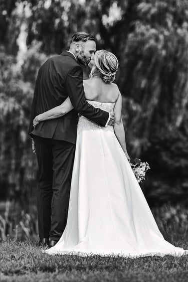 hochzeitsfotograf-oranienburg-brautpaar-kuss-schwarz-weiss