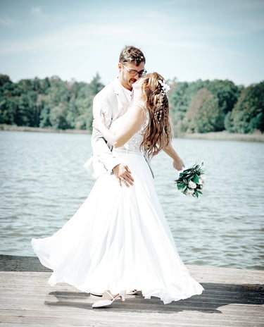 Brautpaar beim Paarshooting am See – emotionale Hochzeitsfotografie in natürlicher Umgebung.