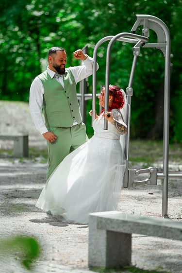 Natürliches Brautpaarshooting im Grünen nach einer Hochzeit in Oranienburg.