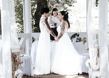 Freie Trauung eines gleichgeschlechtlichen Brautpaares in einem Pavillon während einer Hochzeitszeremonie