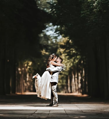 Brautpaar beim Hochzeitsshooting in einem Waldweg bei Oranienburg – natürlicher Moment einer Hochzeitsreportage
