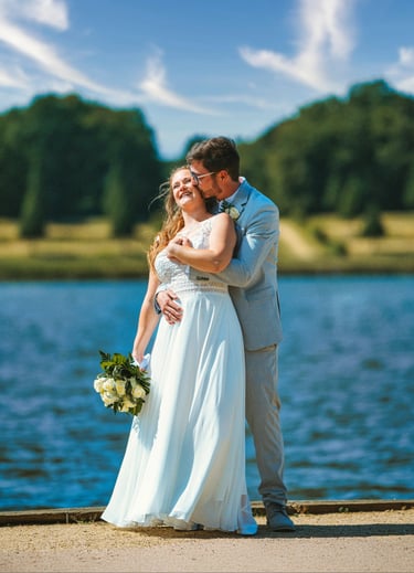 Brautpaar bei einem Hochzeitsshooting am See in Rheinsberg – natürliche Hochzeitsfotografie