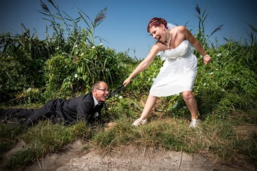 lustiges-hochzeitsfoto-braut-braeutigam-outdoor