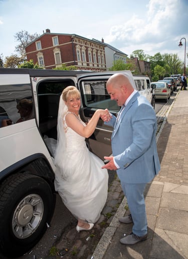 Brautpaar bei der Ankunft mit der Hochzeitslimousine vor der Trauung in Hennigsdorf.