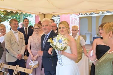 Einzug der Braut mit ihrem Vater bei einer Hochzeit in Oranienburg, fotografiert im Reportagestil.