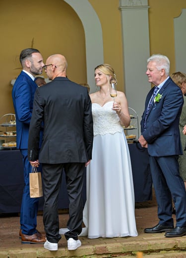 Sektempfang bei einer Hochzeit in Oranienburg – die Braut im Gespräch mit Gästen während der Hochzeitsfeier.