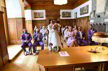 Hochzeitskuss im historischen Trauzimmer in Berlin.