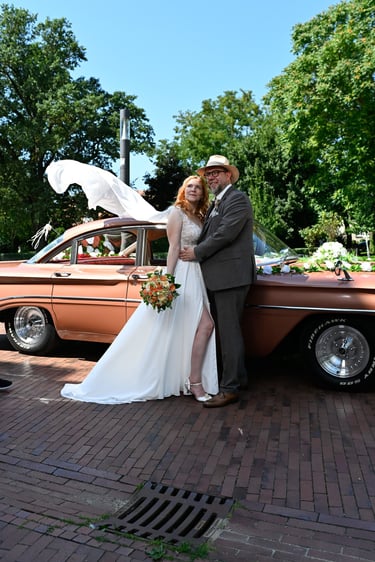 Brautpaar am Oldtimer-Hochzeitsauto.