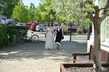 Braut und Mutter gehen Hand in Hand zur Trauung in Oranienburg.