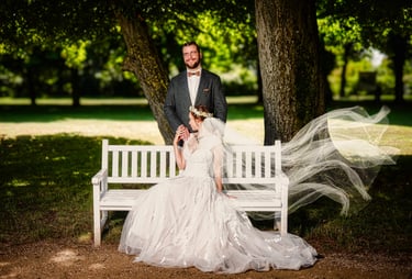 hochzeitsfotograf-oranienburg-brautpaar-park-bank