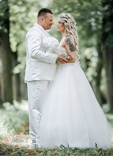 Brautpaar im Wald bei einer Hochzeit, natürliche und emotionale Hochzeitsfotografie in Oranienburg