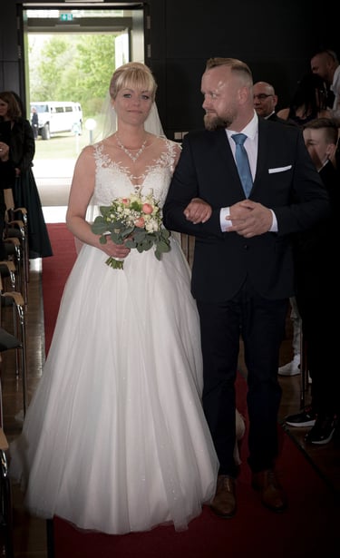 Brautpaar Marko Schulz und seine Ehefrau beim Einzug zur Trauung in Hennigsdorf.