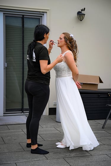 Visagistin beim Brautstyling während der Hochzeitsvorbereitung in Oranienburg.