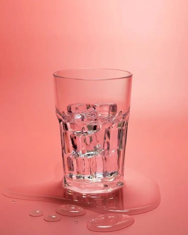 Un verre d'eau symbolisant la clarté et l'apaisement des migraines et maux de tête par l'hypnose à Genève