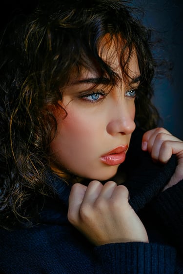 Emotionales Portrait einer Frau mit blauen Augen im sanften Licht – aufgenommen von Lens & Look, Portraitfotograf aus Oranien