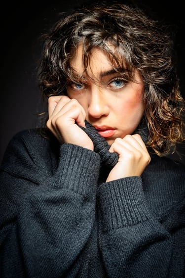 Intensives Portrait einer Frau mit blauen Augen und dunklem Pullover – aufgenommen von Lens & Look, Portraitfotograf aus Oran