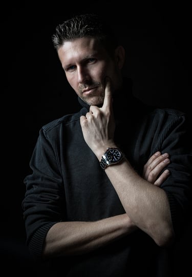 Experimentelles Portrait mit Glitch-Effekt und digitalen Elementen – moderner Fotografie-Look mit Technik-Ästhetik